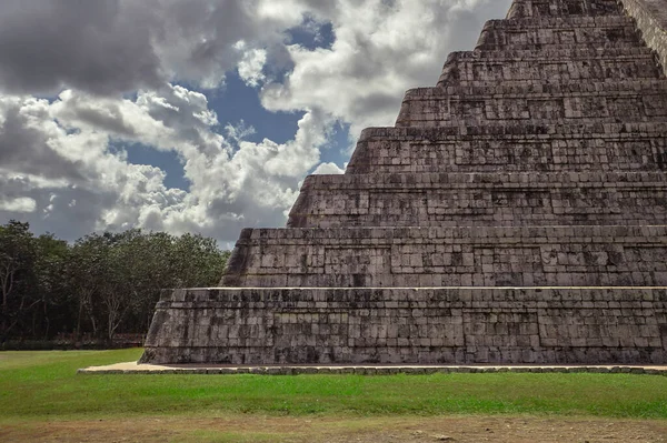 チチェン イッツァ考古学複合体のピラミッドの手順の鋸歯状プロフィールのビュー — ストック写真