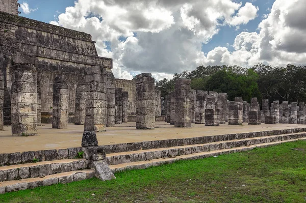 Vista Lateral Del Templo Los Guerreros Con Sus Columnas Complejo —  Fotos de Stock