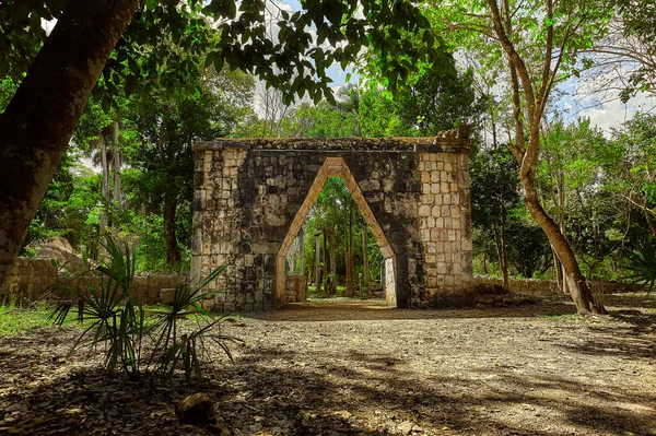 Łuk Drzwi Zanurzone Dżungli Wewnątrz Kompleksu Archeologicznego Chichen Itza Meksyku — Zdjęcie stockowe