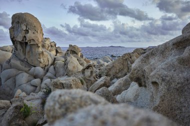 Güney sahil Sardunya, deniz ve öğeleri ile şekillenen granit kaya tarafından kurulan güzel uçurum.