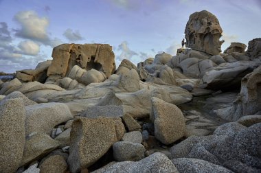 Örnek alınarak ve deniz ve Sardunya Güney sahil kötü hava heykel belirli granit kayalar. Konumu Punta Molentis