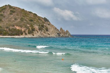 Denize bakan doğal bir promontuar: Huzur ve rahatlama veren doğal bir manzara.