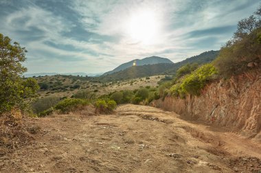 Karalar ve kayalar, Sardunya 'nın güney sahillerinin tipik tepe noktalarındandır..