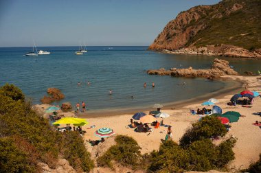 Güney Sardunya plajı (Cala Sa Figu) turistlerle dolu doğal bir körfeze yerleştirilmiştir..