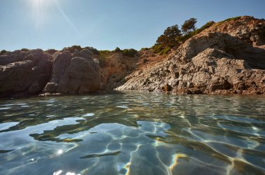 Yaz boyunca Sardunya 'daki bir plajın su gibi uçurumundan manzara.