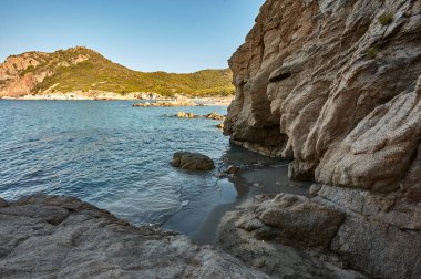 Çıkış doğal mağara üzerinde plaj Cala Sa Figu Cagliari yakın Sardunya Güney yaz aylarında.