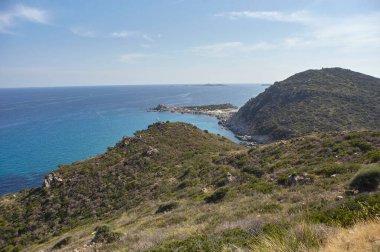 Bir yaz günü kristal açık denize bakan Sardunya kıyılarında bir parçası, Panoraması havadan görünümü.