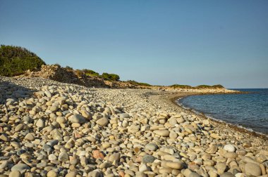 Sardinya 'daki Punta Molentis plajının muhteşem manzarası, yaz boyunca tamamen kirlenmemiş ve doğal bir Akdeniz çakıl taşı plajı..