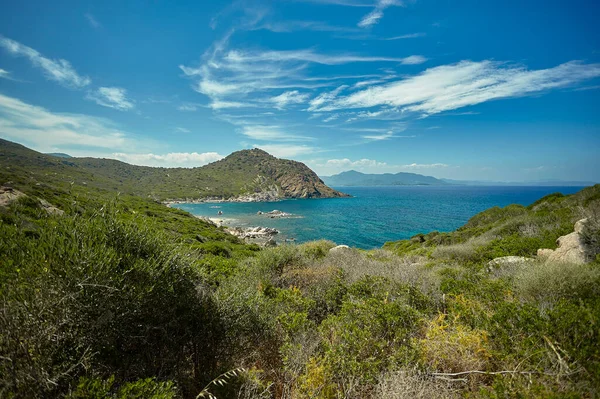 İtalya 'nın Sardunya' nın güneyindeki doğal bir körfezin panoraması. Yaz boyunca gün ışığında denize bakan dağlar..