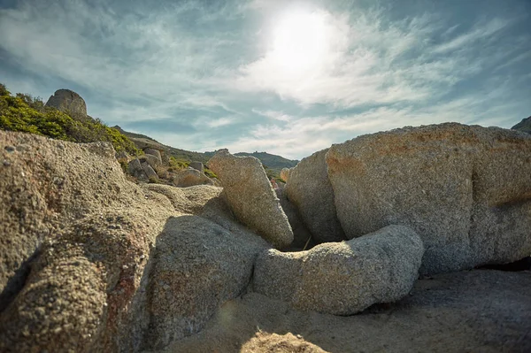 Detail Hdr Van Enkele Rotsen Die Vorm Een Rotsachtig Strand — Stockfoto