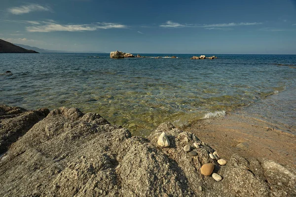Widok Krystaliczne Morze Niebieski Kamieniem Widokiem Morze Śródziemne — Zdjęcie stockowe