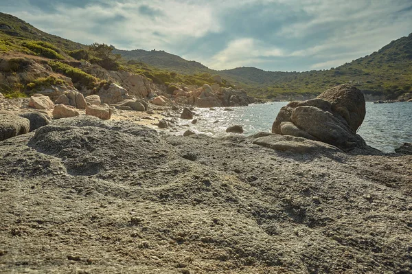 Tipik Kayalık Plaj Kayalar Güney Sardinya Dolu — Stok fotoğraf