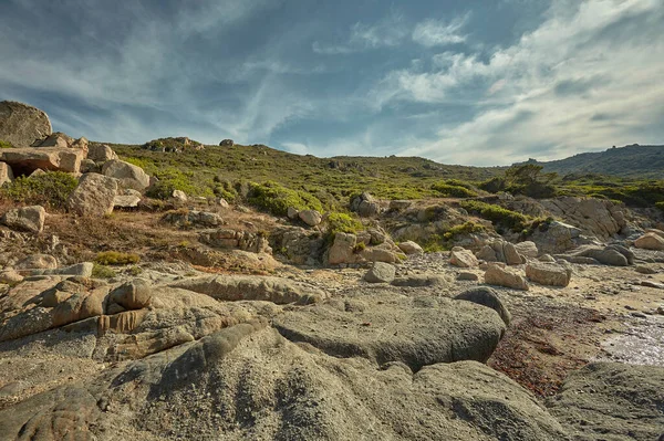 Типичный Вид Средиземноморских Скал Которые Поднимаются Холмы Покрытые Растительностью Течение — стоковое фото