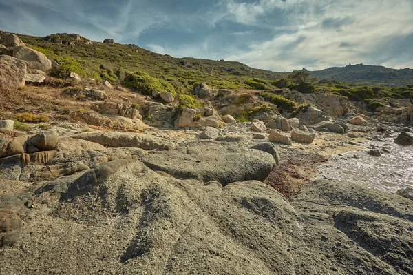 Pozadí Typickou Středomořskou Krajinou Tvořenou Skálami Skalami Křovinami Pláži Létě — Stock fotografie