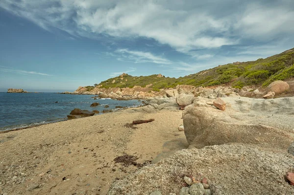 Морской Пейзаж Типичного Южного Средиземноморского Пляжа Сардинии Морскими Скалистыми Мысами — стоковое фото