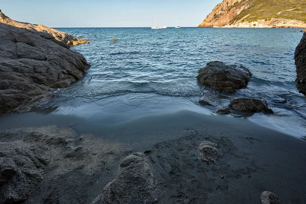Ukryta Plaża Wśród Skał Przy Wyjściu Naturalnej Jaskini Południu Sardynii — Zdjęcie stockowe