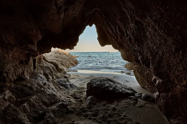 Скалистая Пещера Южном Сардинском Пляже Видом Море Символ Ваше Старое — стоковое фото