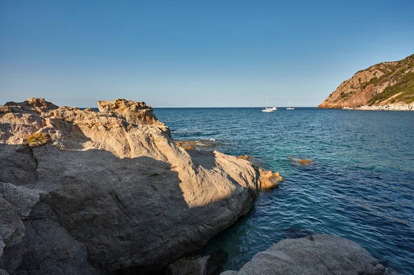 Kayadan Yapılmış Doğal Bir Promontuar Ufukta Lüks Teknelerle Akdeniz Manzarasının — Stok fotoğraf