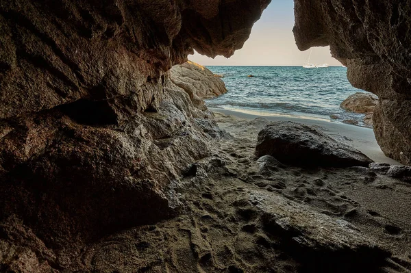 Красивая Пещера Видом Средиземное Море Закате Времени Символ Нового Начала — стоковое фото
