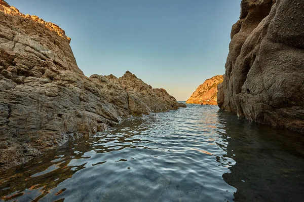 Вид Воды Пару Морских Скал Типичных Южного Побережья Италии — стоковое фото