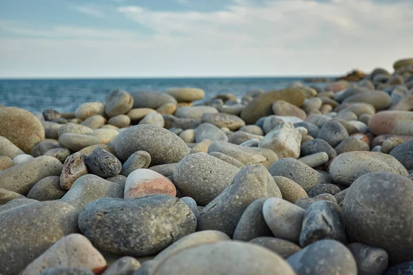 イタリアのサルデーニャ南部の南海岸の典型的なビーチでいくつかの白い小石の詳細は ビーチと海の残りの部分を背景に — ストック写真