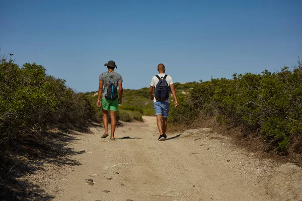 Par Excursionistas Caminan Por Camino Montaña Tierra Sur Cerdeña — Foto de Stock