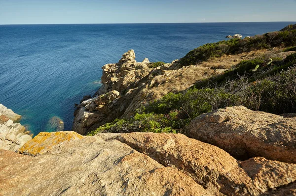 Wybrzeża Capo Ferrato Urwiska Widokiem Morze Utworzone Przez Granitowe Skały — Zdjęcie stockowe