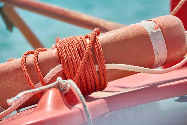 Detail Red Lanyard Wrapped Plastic Lifebuoy Part Rescue Crew Bathhouse — Stockfoto