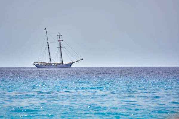 Maravilhosa Embarcação Navega Mar Cristalino Azul Linha Horizonte — Fotografia de Stock
