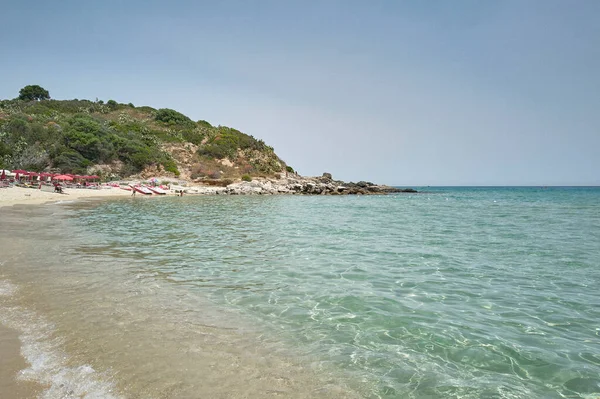 Typowe Sardynii Beach Cala Sinzias Krystalicznie Czyste Morze Roślinność Gór — Zdjęcie stockowe