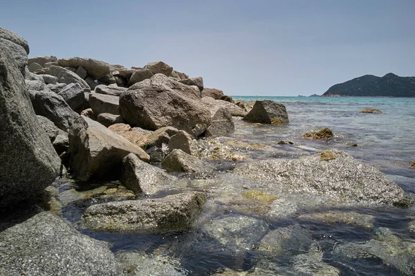 Деталь Скалы Видом Прозрачное Море Пляжа Кала Синциас Сардинии — стоковое фото