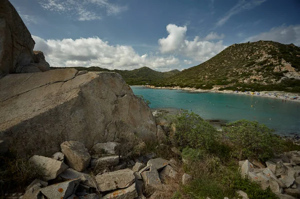 Naturalnej Zatoce Filtrowane Przez Skałę Typowy Widok Południowe Wybrzeże Wyspy — Zdjęcie stockowe