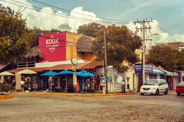 Playa del carmen, Mexico 20 august 2022: Crossing of a narrow street of Playa del Carmen in Mexico on the Mayan Riviera with its streets and characteristic architecture during a summer day.