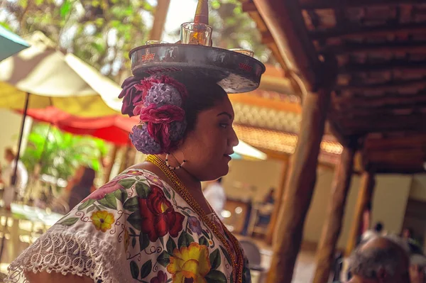 Вальядолид Мексика Августа 2022 Года Майя Девушка Танцует Подносом Полный — стоковое фото