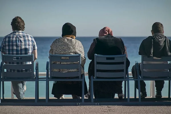 Unrecognizable Four People Seated Seaside Who Peace Tranquility Enjoy Relaxing — Fotografia de Stock