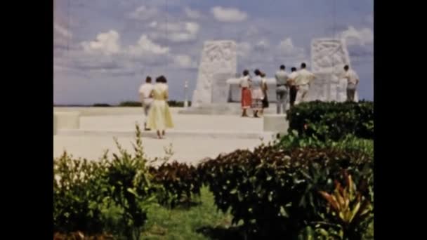 Havana Cuba June 1951 Tourists Christopher Columbus Cemetery Havana 50S — Stockvideo