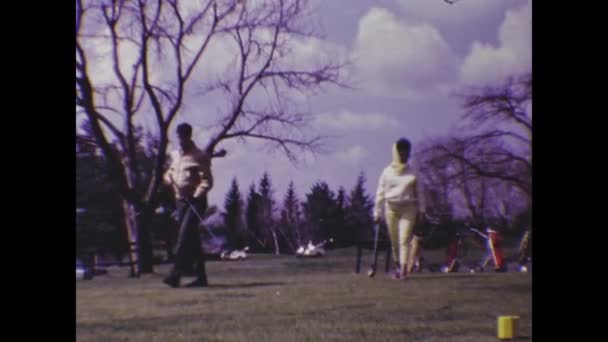 Chicago United States March 1971 People Play Golf Golf Carts — Stock Video