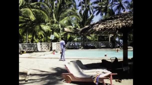 Mombasa Kenya December 1977 Black Guy Sign Board Resort Pool — Vídeo de Stock