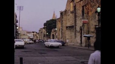 Taxco de Alarcon, Meksika Haziran 1975: 70 'lerde ünlü turizm şehrinin caddesinde araç
