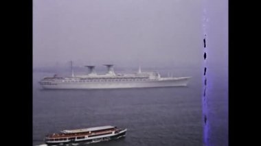 New York, ABD 1975: Turist feribot gemisi 70 'lerde Hudson Nehri' nden denize açılıyor