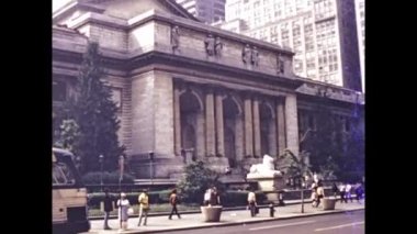 New York, ABD 1975: 70 'lerde New York Halk Kütüphanesi yakınlarındaki insanlar