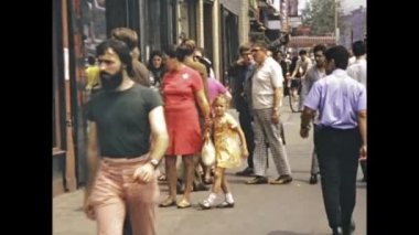 New York, ABD 1975 Mayıs: 70 'lerde New York' ta trafik ve turistlerle dolu bir cadde