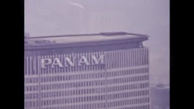 New York, ABD Mayıs 1975: Chrysler Binası 70lerde South Park Bulvarı 'ndan görüldü. 70 'lerde New York hava manzarası