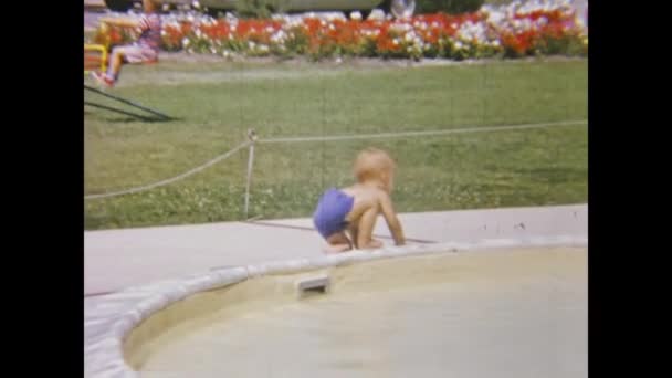 美国拉斯维加斯1970年3月 70年代儿童在泳池边玩耍 — 图库视频影像