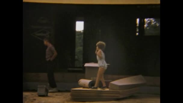 Λας Βέγκας Ηνωμένες Πολιτείες Μάρτιος 1970 Home Owners Repair Roof — Αρχείο Βίντεο