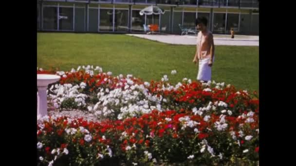 1970年 昭和45年 アメリカ合衆国ラスベガス在住の老女が歩く花の匂い — ストック動画
