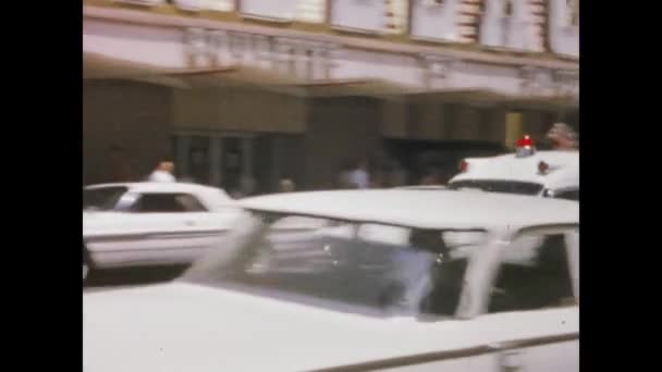 1970 라스베이거스 대사람들은 카지노 지팡이 근처를 걷는다 — 비디오