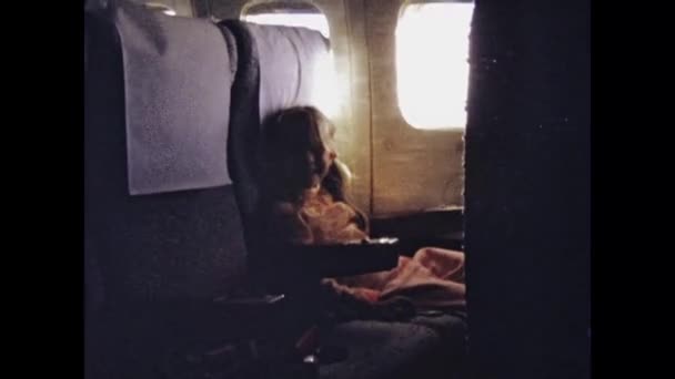 Mexiko Stadt Mexiko Juni 1975 Kind Sitzt Flugzeugfenster Und Zeichnet — Stockvideo