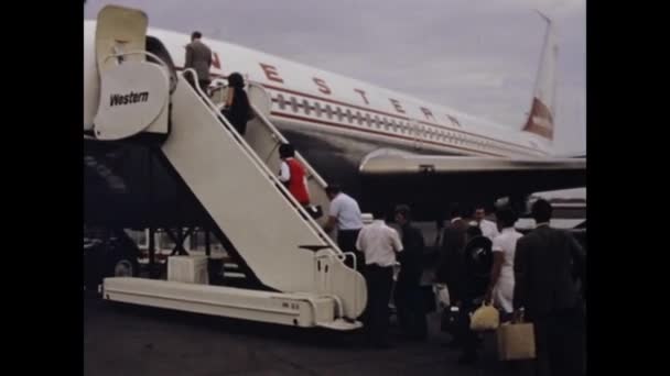 Mexico City Meksyk Czerwiec 1975 Pracownik Sprawdza Kartę Pokładową Pasażerów — Wideo stockowe