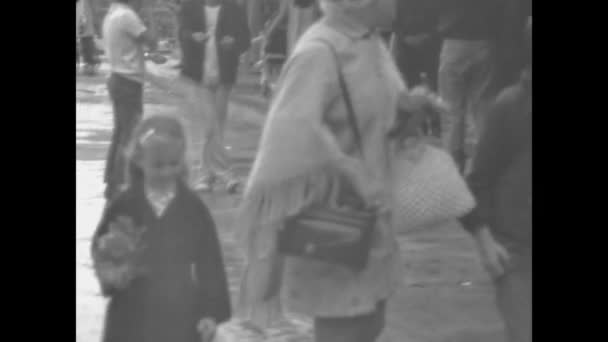 Meksyk Meksyk Czerwiec 1975 Kobieta Dziećmi Chodzić Pobliżu Lokalnego Rynku — Wideo stockowe